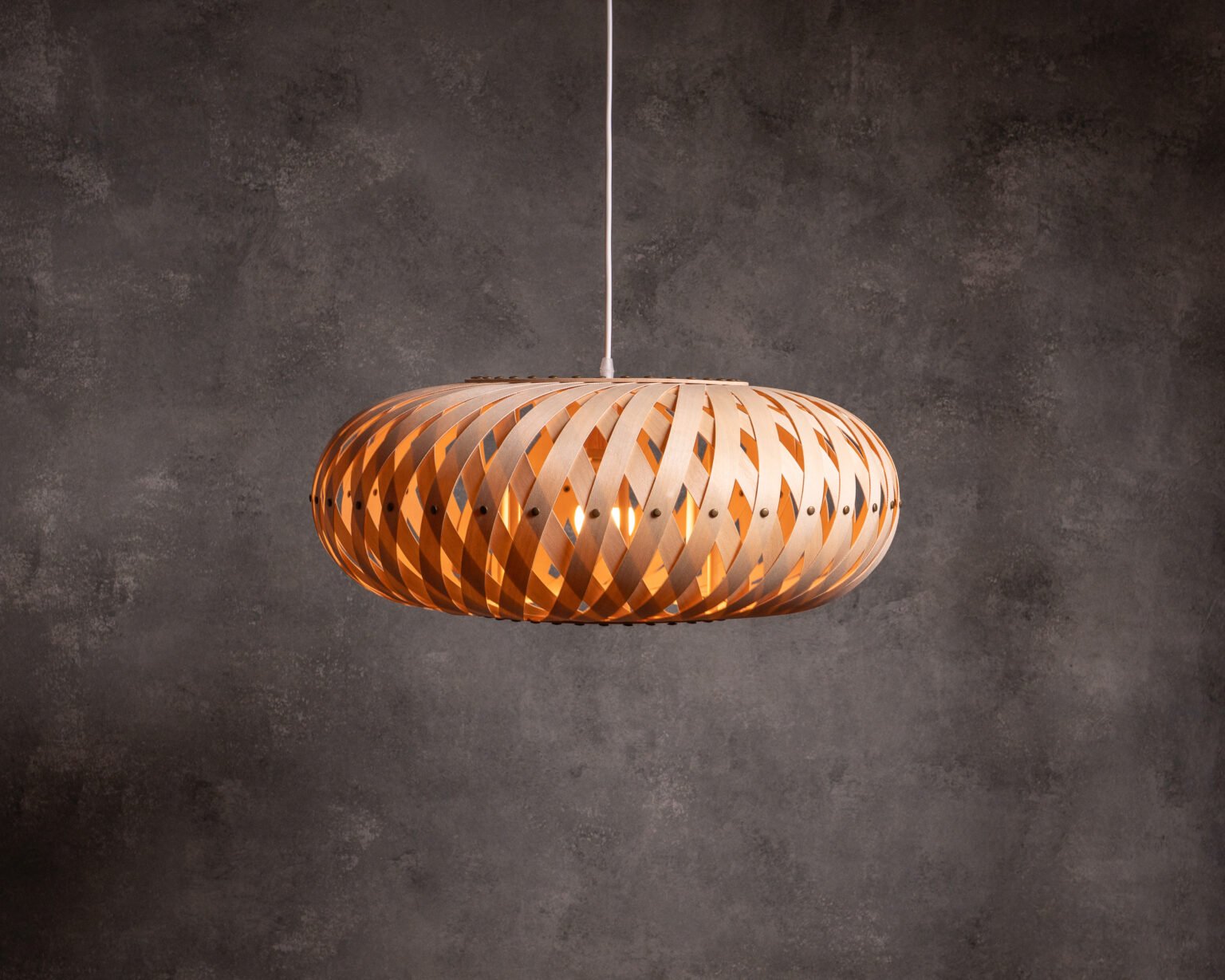 lampara-colgante-cymbal-en-madera-natural-valencia