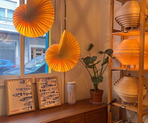 Lámpara de techo contemporánea artesanal en madera Churu